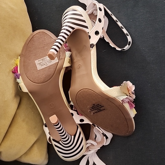 Betsey Johnson heels size 6, "Wycker" yellow multi.  New - Picture 7 of 7
